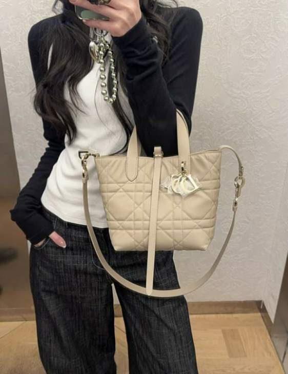 Picture of Dior Handbags _SKUfw238913982fw